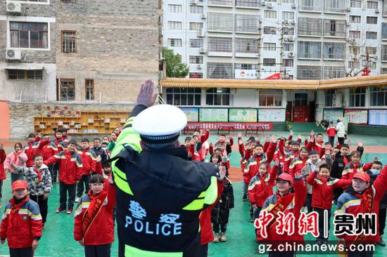 “小小交通员”参与护学岗和“接力交替纠违”