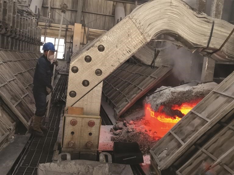 2月8日，新疆其亚铝电有限公司电解车间，工人正在进行换极作业。　　刘辉 摄

