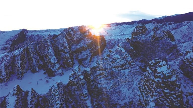 一缕阳光妆点雪后的玛纳斯县南部山区，犹如加冕的皇冠，绚丽夺目。

