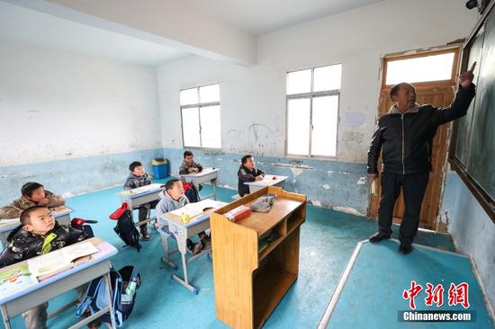 2月15日，杨朝俊在给一年级学生上语文课。