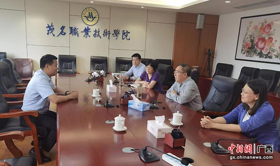 图为金秀县委常委、副县长肖华宏对接茂名职业技术学院开设“金秀班”。丁永亮  摄