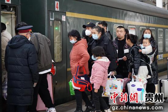 旅客在贵阳火车站登车。 吉关秀 摄