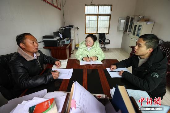 2月15日，杨朝俊（左）和青年教师吉庆华（中）、杨海在开会讨论新学期安全工作。