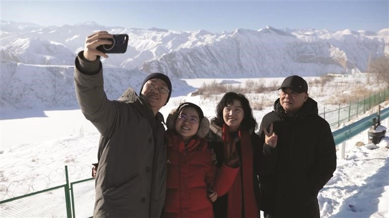 肯斯瓦特景区宛如冰雪童话世界，游客纷纷拍照打卡。

