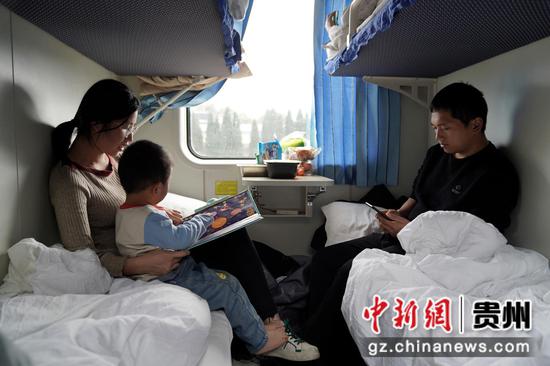 旅客在K4178次列车上阅读、休息。沈向全 摄
