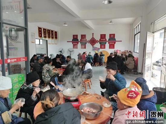 台盘乡红光村民族团结食堂暖场活动聚餐