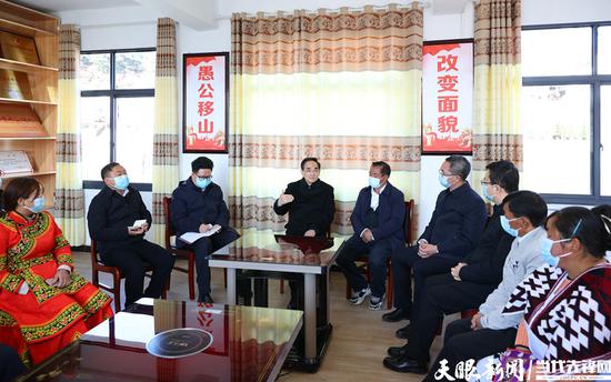 徐麟在赫章县海雀村，与当地基层干部群众座谈交流。