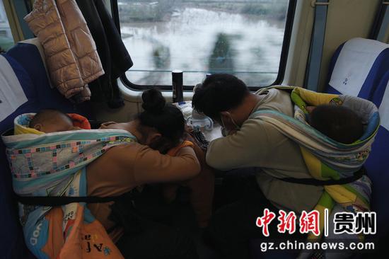旅客在K4178次列车上休息。沈向全 摄
