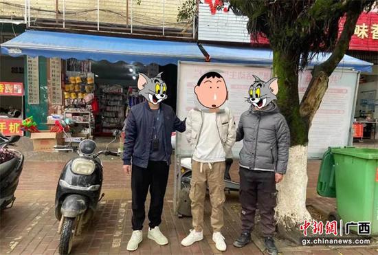 警方抓获涉“两卡”违法犯罪嫌疑人。警方供图 警方抓获涉“两卡”违法犯罪嫌疑人。警方供图