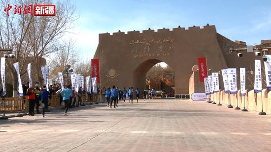 新疆第一届冬季运动会环新疆冰雪马拉松巡回赛喀什站开跑