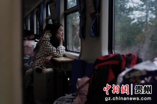 旅客在K4178次列车上。沈向全 摄