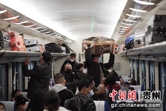 旅客在K4178次列车上置放行李。沈向全 摄