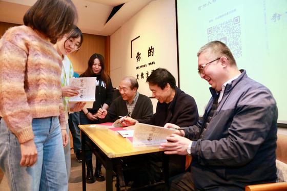 王树秋、姜维群、齐珏在现场为读者签名。 刘俊苍 摄
