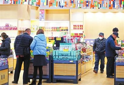 图为2月18日，市民在西大门保税直购中心选购商品。