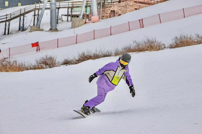 宁夏雪友田喜梅在丝绸之路国际度假区滑雪。

