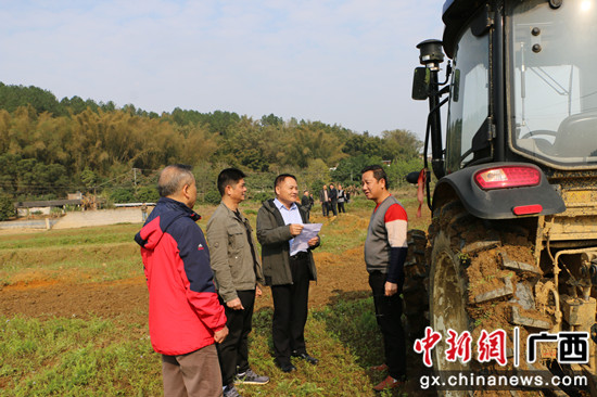 技术人员对农机手作农机安全生产、农机政策宣传。