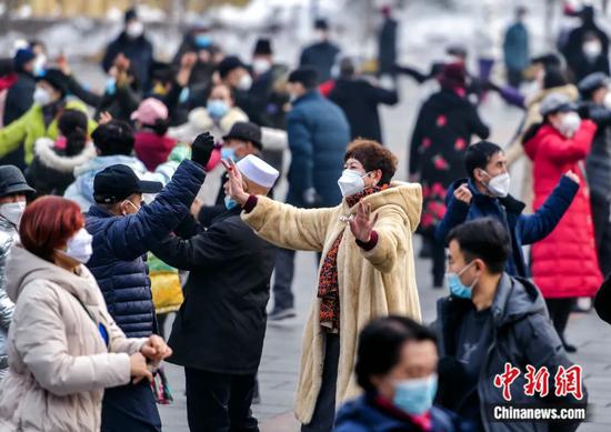 2023年2月，新疆乌鲁木齐市人民公园朝阳阁前的小广场上，各族民众聚集在此跳起欢快的麦西来甫舞蹈。刘新 摄