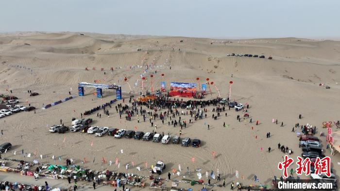 新疆沙漠越野群英會 選手“沙場”馳騁顯身手