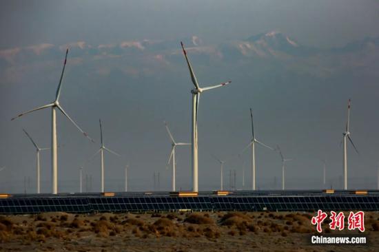 2023年1月，在新疆哈密市伊州区拍摄的新疆能源哈密烟墩风光互补电站一角。蔡增乐 摄