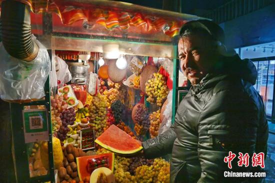 2022年12月，新疆伊宁市解放南路美食街里的新疆特色水果。胡庆明