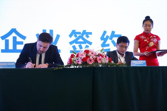 新疆龙工场与海外渠道商签约。