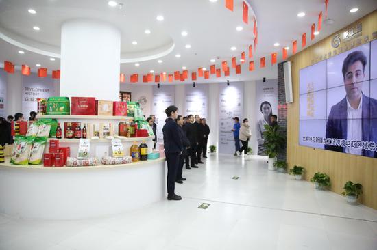 大龙网海外渠道伙伴向新疆龙工场发来祝福。
