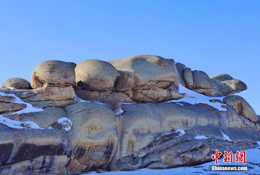 白雪中的新疆草原石城妙趣橫生