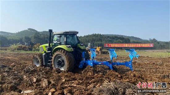 重型农机在对种植基地进行降坡平整及粉沟作业