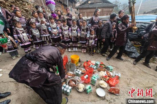 在贵州从江县停洞镇领袜村，苗族同胞在“燕子节”上讨百家饭。　吴德军 摄