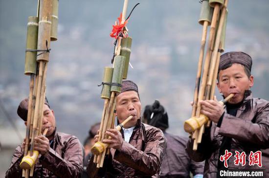 在贵州从江县停洞镇领袜村，苗族同胞在“燕子节”上吹奏芦笙。　吴德军 摄