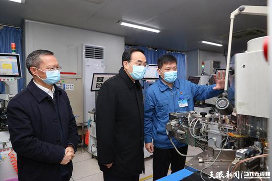 徐麟在中国振华电子集团有限公司生产车间考察。