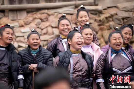 在贵州从江县停洞镇领袜村，苗族同胞在观看“燕子节”活动。　吴德军 摄