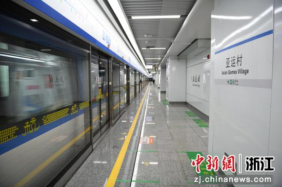 地铁列车驶入6号线亚运村站。王刚 摄