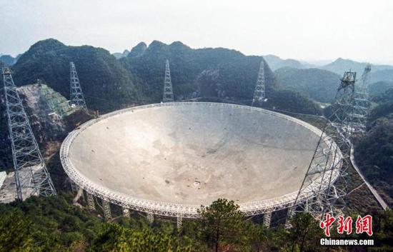 图为位于贵州省平塘县大窝凼的世界最大的单口径射电望远镜“中国天眼”（FAST）。 中新社记者 瞿宏伦 摄