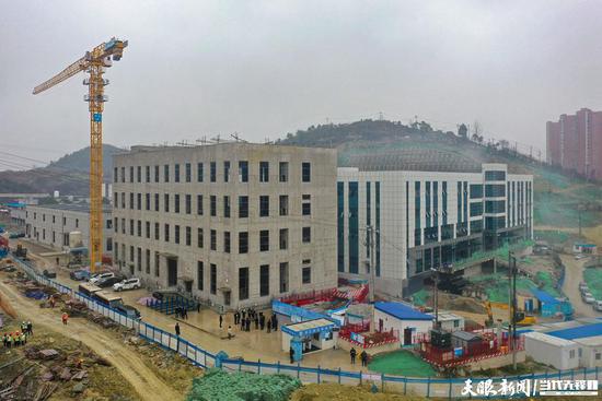 中国振华新天电子元器件产业园项目，产业园拟入驻振华电子集团下属公司子项目26个，达产后预计新增年产值约24.5亿元。