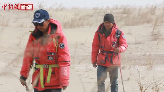 三名中国探险协会队员历时54天东西横穿塔克拉玛干沙漠