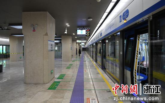 地铁列车在丰北站停靠。王刚 摄