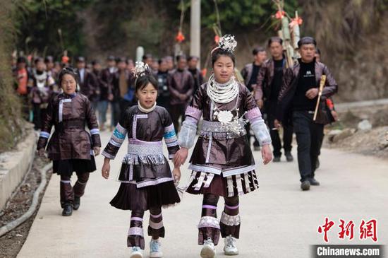 在贵州从江县停洞镇领袜村，苗族同胞赶赴参加“燕子节”活动。　吴德军　摄