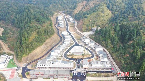 粤桂协作资金参与建设的金秀镇六段村“拉伽秘境”茶山瑶新寨。金秀粤桂协作办供图 粤桂协作资金参与建设的金秀镇六段村“拉伽秘境”茶山瑶新寨。金秀粤桂协作办供图