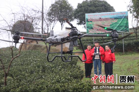 2月23日，员工在学习操作植保无人机。 瞿宏伦 摄