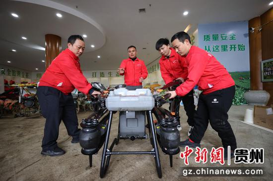 2月23日，技术人员（中）在给员工讲解植保无人机展开方式。 瞿宏伦 摄