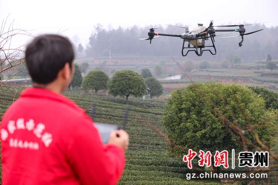 2月23日，员工在学习操作植保无人机。 瞿宏伦 摄