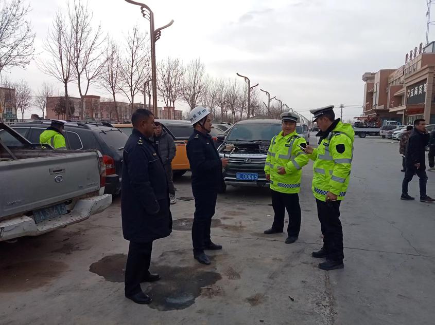 若羌县城市管理综合执法局开展“僵尸车”专项治理联合行动