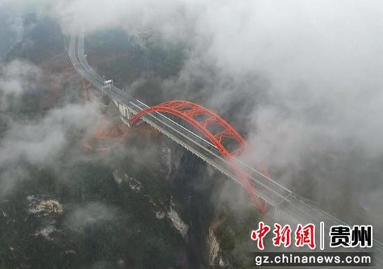 2023年2月22日，贵州省施秉县江凯河特大桥犹如一道彩虹在云雾中若隐若现。磨桂宾 摄