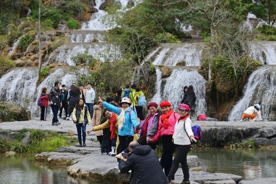 游客在翠谷瀑布打卡拍照