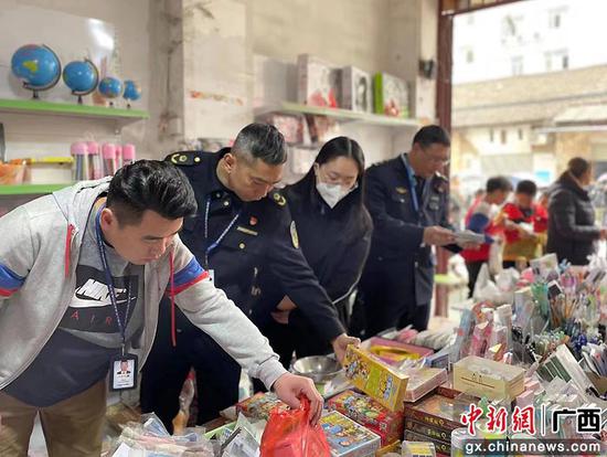 图为柳城县烟草专卖局联合市场监督管理局检查某小学周边文具店。全勇 摄