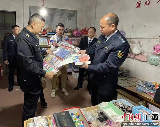 图为柳城县烟草专卖局联合市场监督管理局检查某小学周边文具店。韦良哲 摄