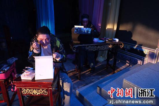 剧团演员在化妆。贺瑞明（通讯员）