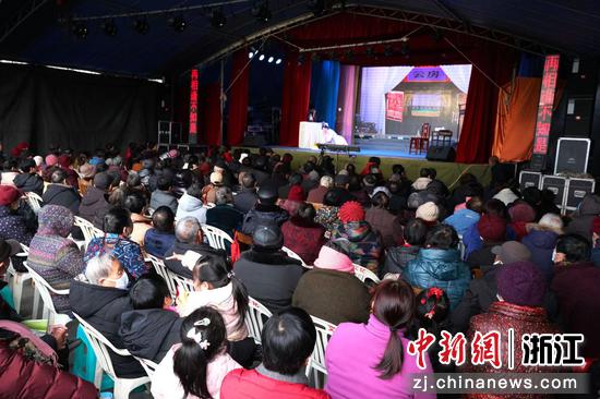 众多乡民观看演出。贺瑞明（通讯员）