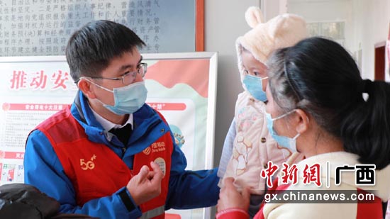 广西移动志愿者正在给患儿家长解疑答惑。